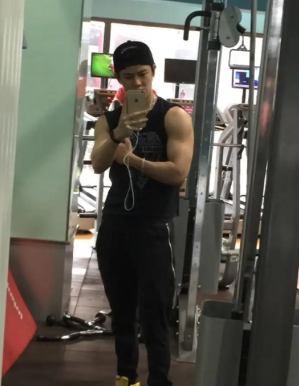 出人意料的是,经过这番肌肉的修饰,任嘉伦的人鱼扮相显得英气又硬朗了