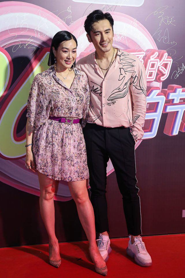 谁说钟丽缇老了穿上衬衫裙美得跟花似的比小11岁的老公还年轻