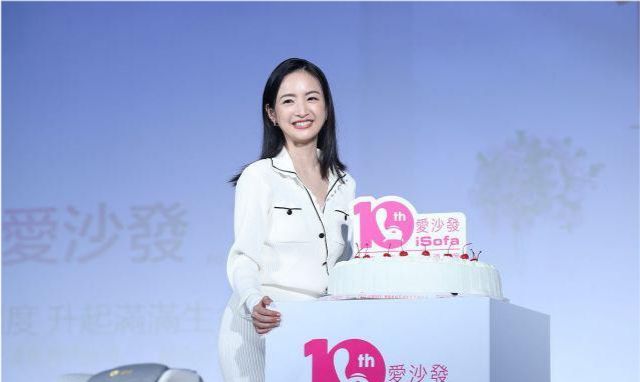 39岁林依晨产后复出太拼了独自带娃拍戏太辛苦，穿白裙尽显少女范休闲区蓝鸢梦想 - Www.slyday.coM