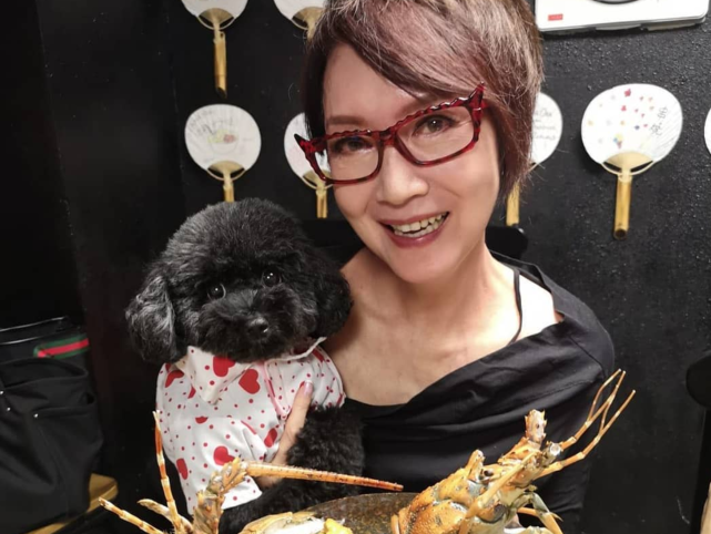 tvb老戏骨谢雪心疫情下派饭盒和物资还去接种疫苗流动车当义工