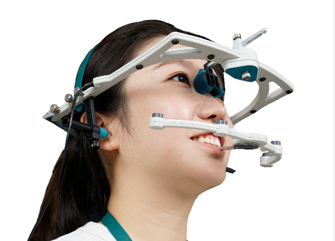 记录患者下颌运动轨迹,确定理想的咬合关系,建立种植修复体虚拟模型