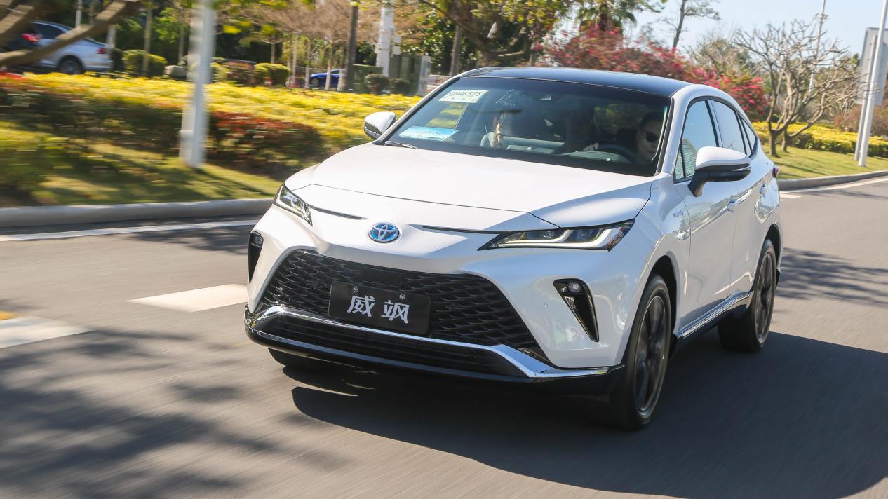 油价飙升的时代要不要买辆混动车试驾广汽丰田威飒