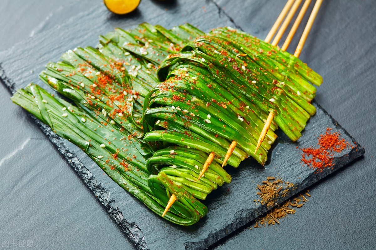 六,烤春韭.食材:韭菜,番茄酱,生抽,蚝油,盐,香油,植物油.做法:1.