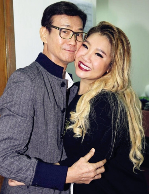 75岁郑少秋和郑欣宜同台互相鼓励略显客气一头黑发成焦点