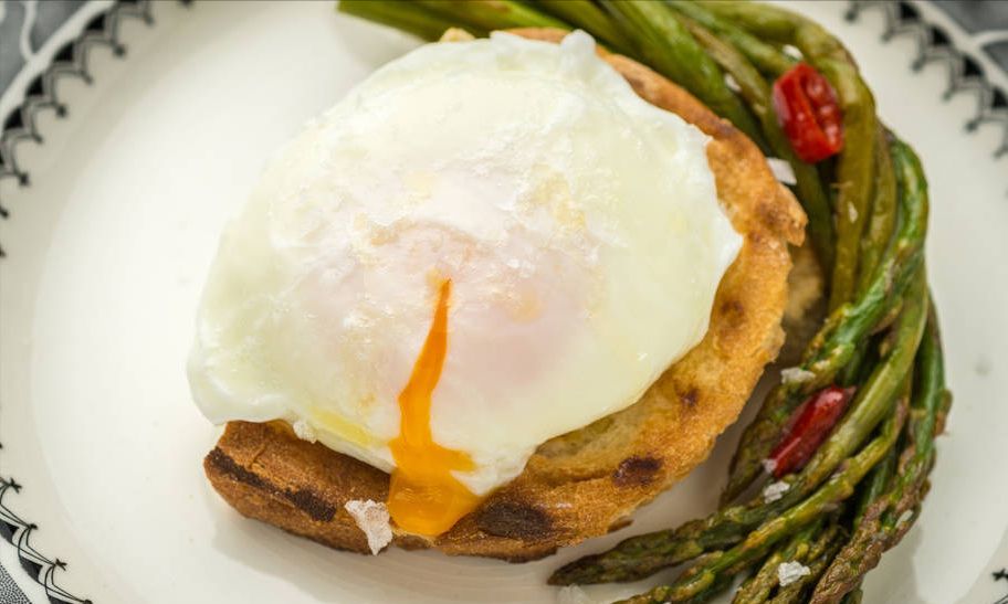 煮荷包蛋不能水开下锅牢记2个诀窍无飞沫不散花圆润完整