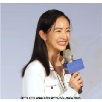 39岁林依晨产后复出太拼了独自带娃拍戏太辛苦，穿白裙尽显少女范休闲区蓝鸢梦想 - Www.slyday.coM