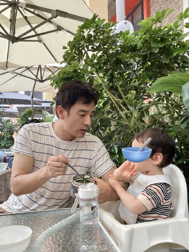 有谁注意李光洁婚后多甜蜜,网友:老公们请按这个标准卷起来休闲区蓝鸢梦想 - Www.slyday.coM 有谁注意李光洁婚后多甜蜜,网友:老公们请按这个标准卷起来休闲区蓝鸢梦想 - Www.slyday.coM