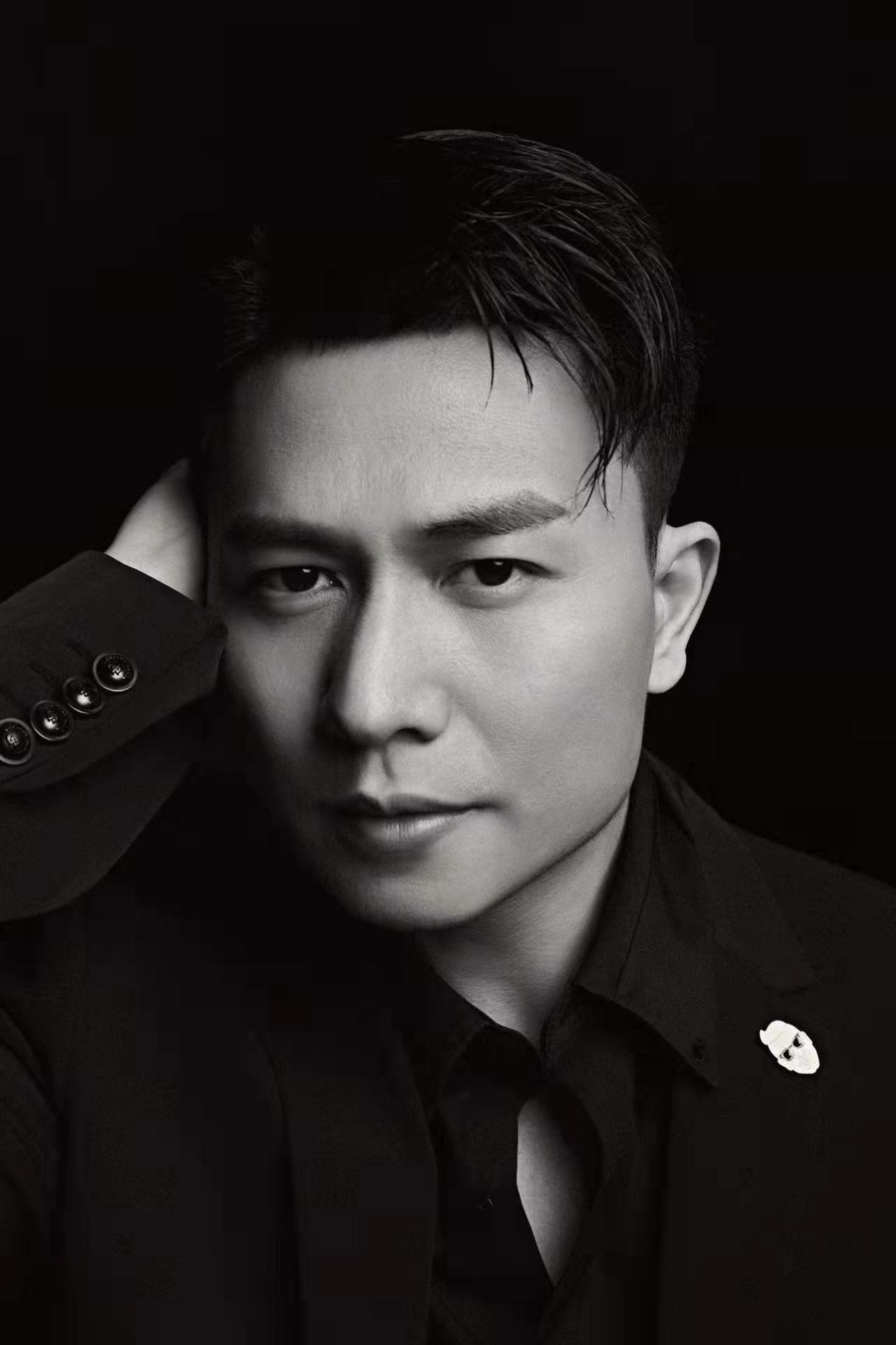 欢子2022最新写真曝光 黑白风展现硬汉气质__财经头条