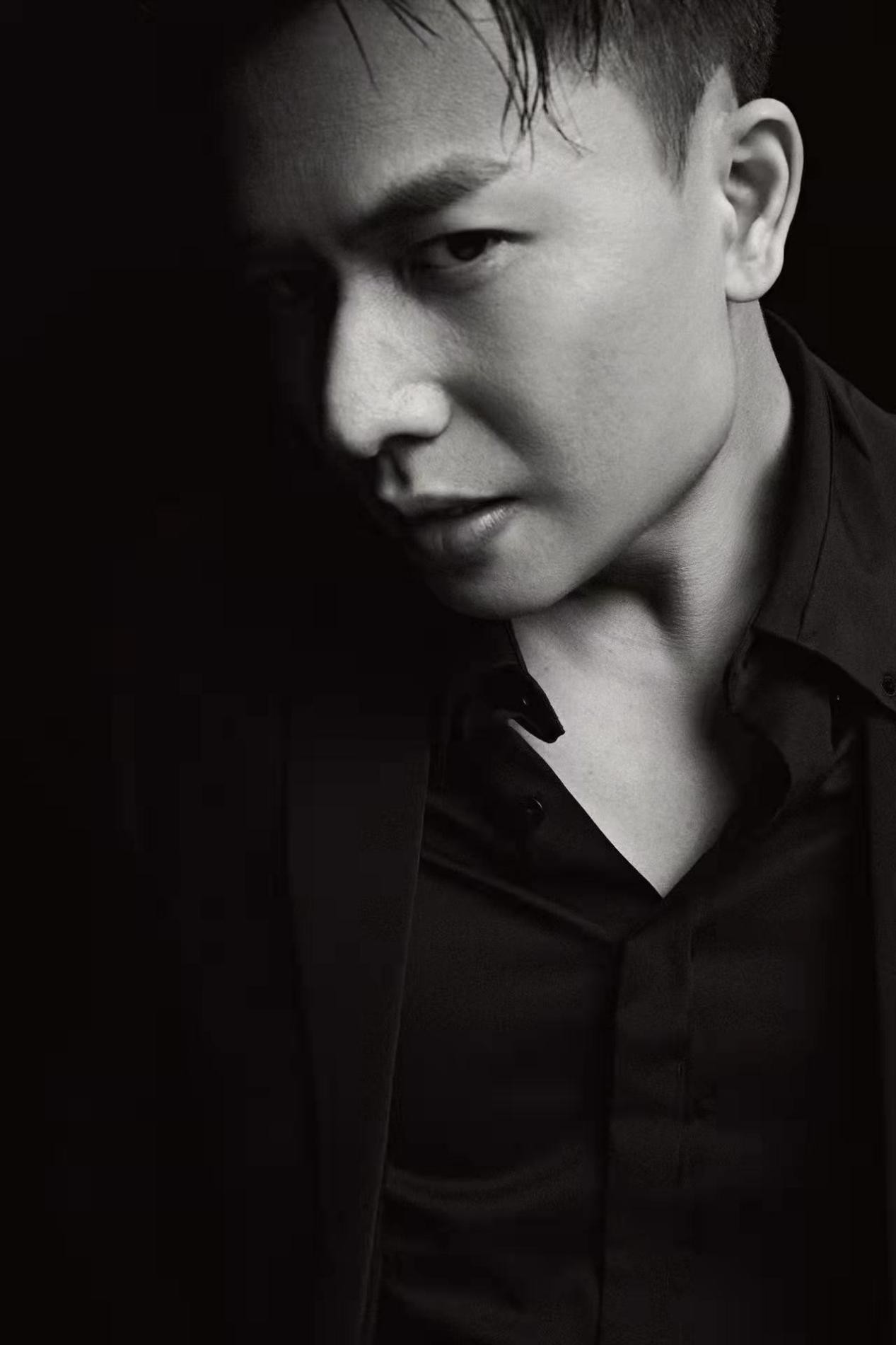 欢子2022最新写真曝光 黑白风展现硬汉气质__财经头条