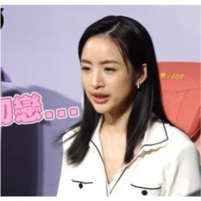 39岁林依晨产后复出太拼了独自带娃拍戏太辛苦，穿白裙尽显少女范休闲区蓝鸢梦想 - Www.slyday.coM