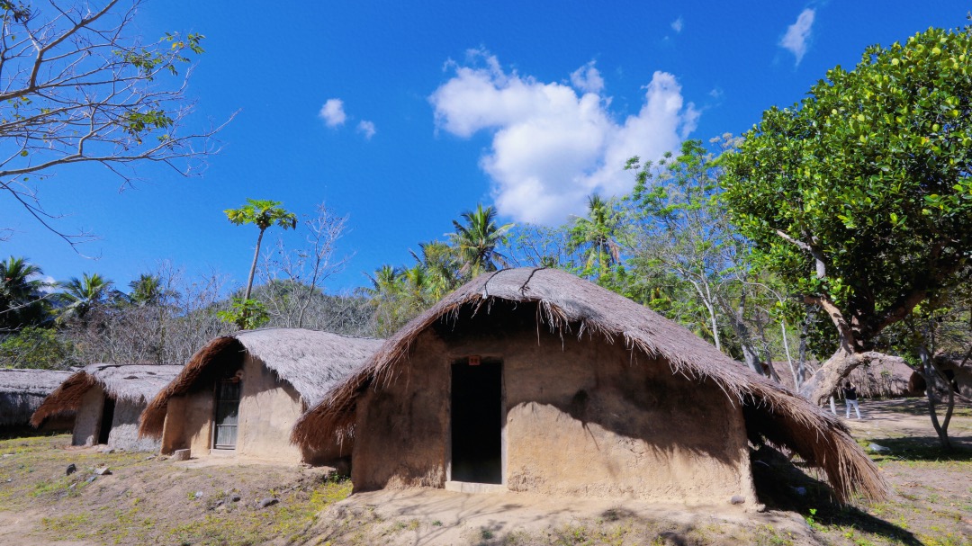 走进东方白查村探秘船型茅草屋与大自然来个亲密接触