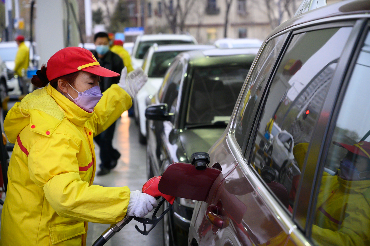 国内成品油价格上调太原车主排队加油