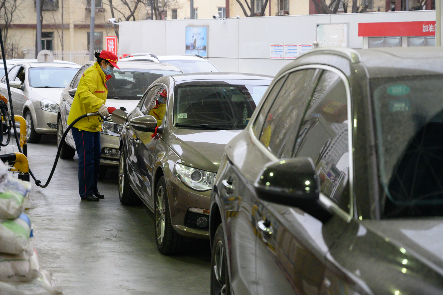 国内成品油价格上调太原车主排队加油