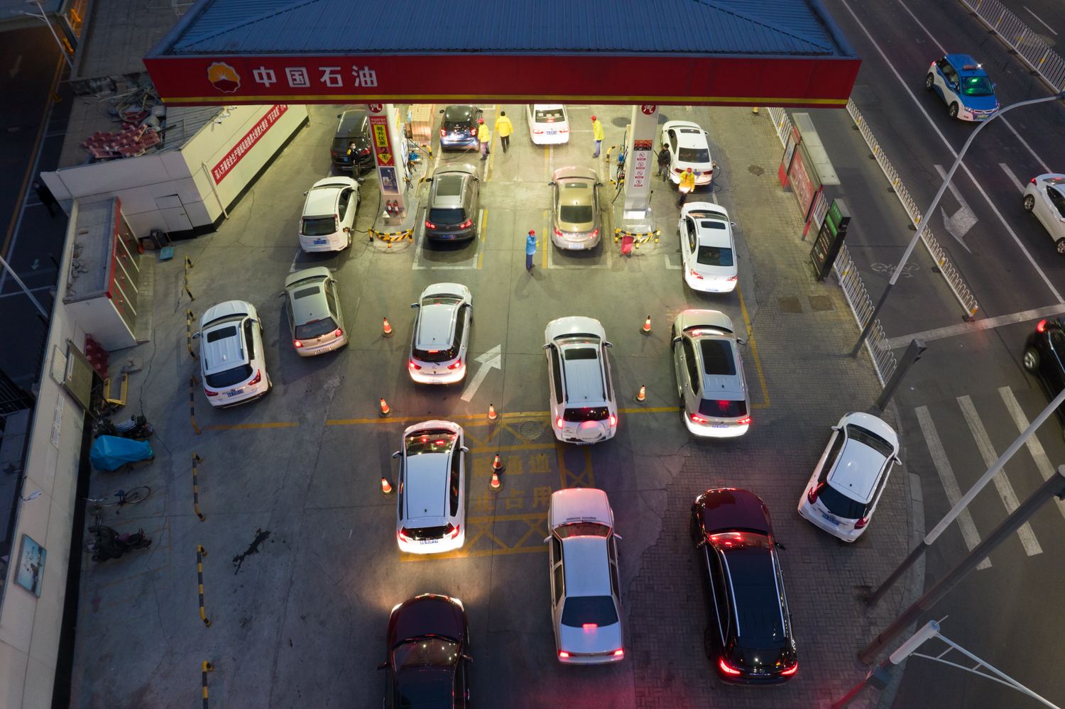 国内成品油价格上调太原车主排队加油