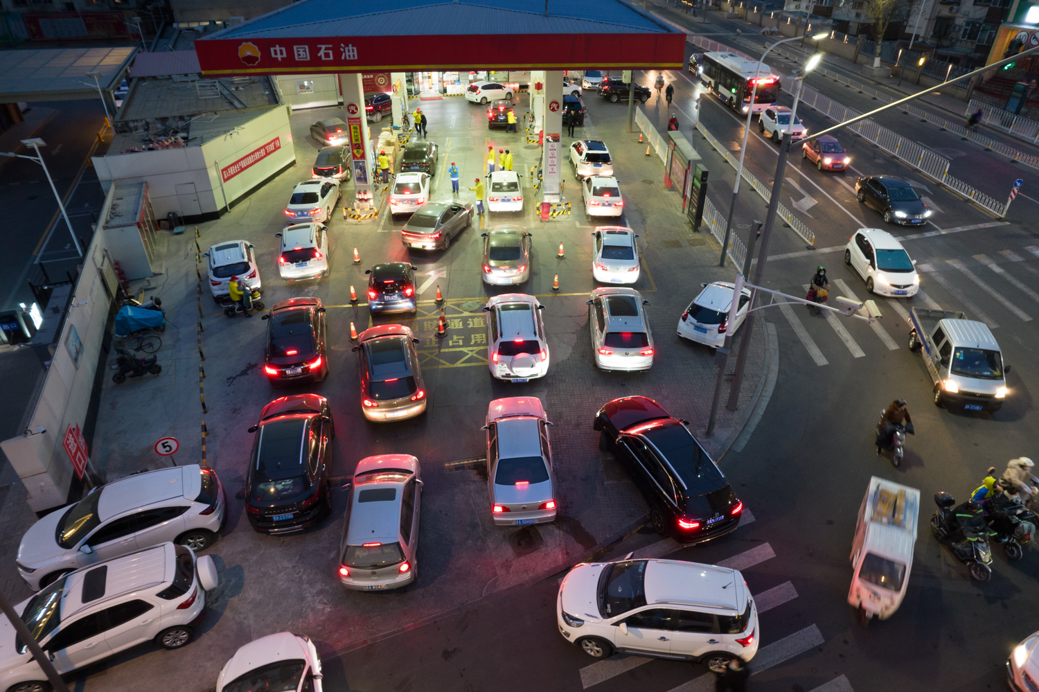 国内成品油价格上调太原车主排队加油