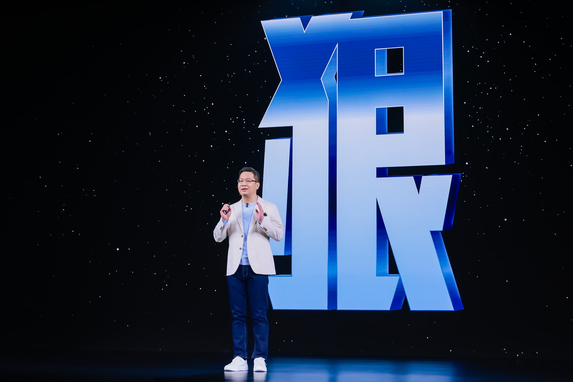 卢伟冰在发布会上(企业供图)