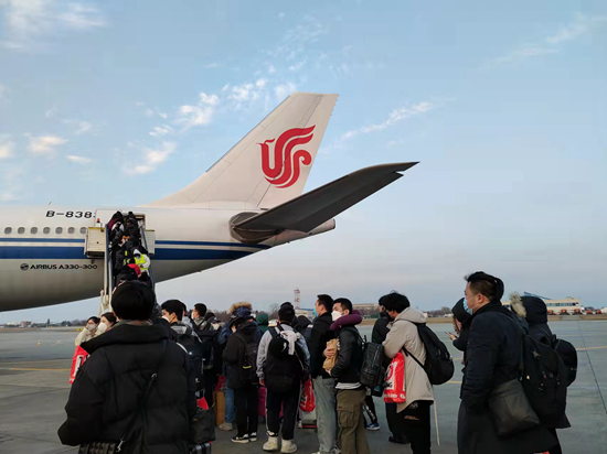 3月4日，从乌克兰转移到罗马尼亚布加勒斯特的首批中国撤侨人员排队登机。 文迪/摄