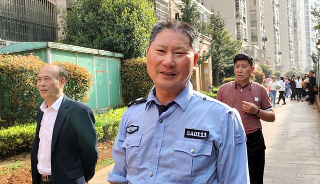 4岁男童“悬挂”5楼阳台外，幸好有他们休闲区蓝鸢梦想 - Www.slyday.coM