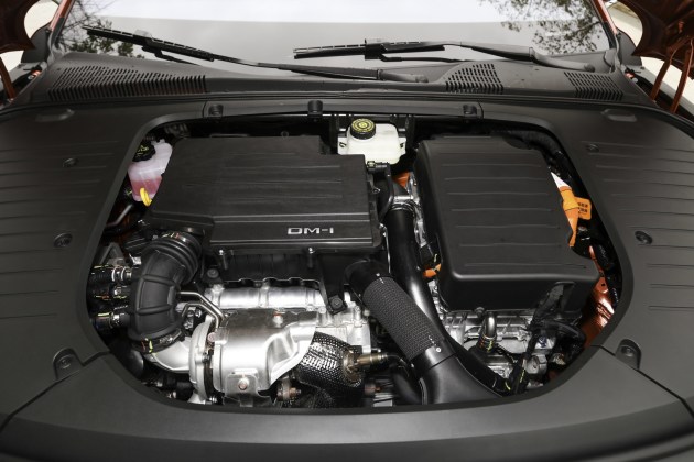 亏电油耗42l综合续航可达1300km抢先实拍比亚迪汉dmi