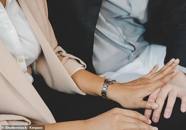 澳女教师多次性侵多名学生竟不用坐牢！辩解说自己只是“太天真”休闲区蓝鸢梦想 - Www.slyday.coM