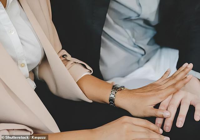 无语！澳洲女教师多次性侵多名学生竟不用坐牢！辩解说自己只是“太天真”休闲区蓝鸢梦想 - Www.slyday.coM