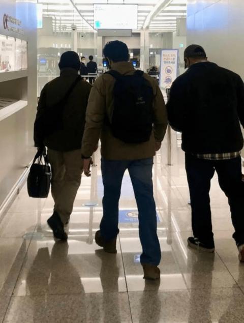 韓國網紅“李根大尉”與隊友登機前往烏克蘭