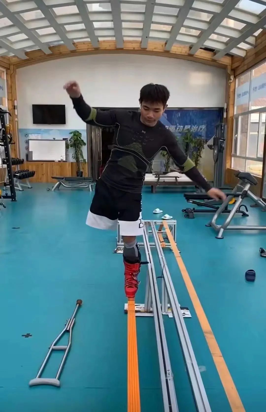 独腿男子御雪而行