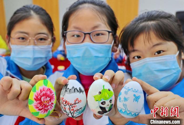 图为秦皇岛市海港区西港路小学学生展示绘制的彩蛋. 曹建雄 摄