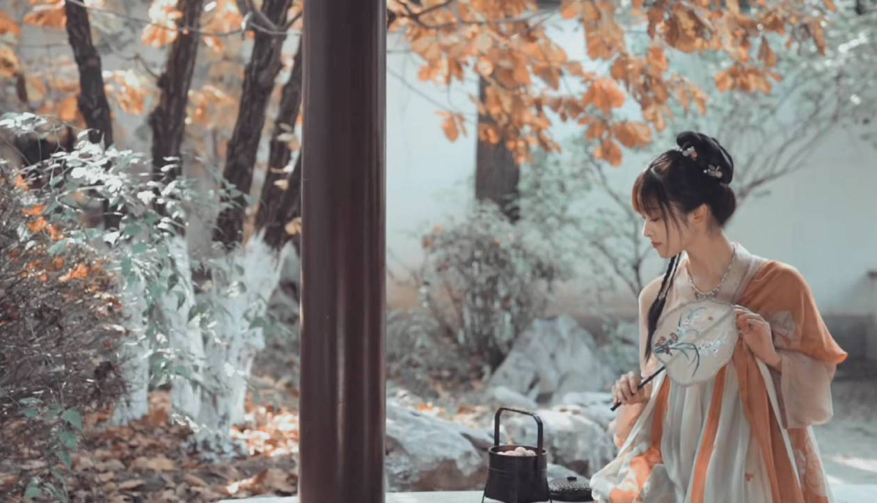 沈月穿汉服清新灵动回眸微笑尽显温柔恬静