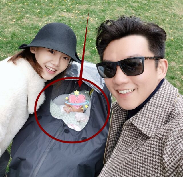 二胎实锤郑恺老婆苗苗参加活动衣着宽松小腹凸起明显孕味十足