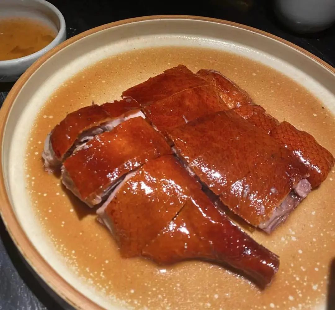 又惨又好笑！男子在南师大湖中游泳被黑天鹅制裁，惹谁也别惹鹅啊！休闲区蓝鸢梦想 - Www.slyday.coM