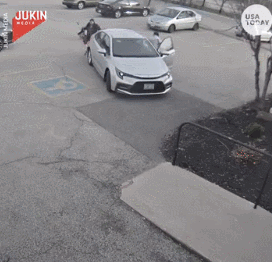 又惨又好笑！男子在南师大湖中游泳被黑天鹅制裁，惹谁也别惹鹅啊！休闲区蓝鸢梦想 - Www.slyday.coM