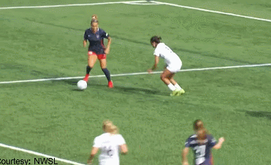 禁区内弧线球破门。