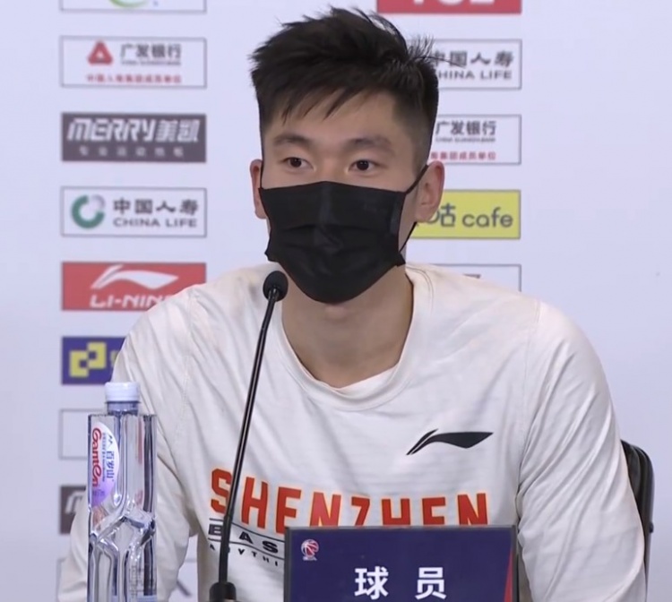 赛后,深圳队球员白昊天接受了媒体的采访.