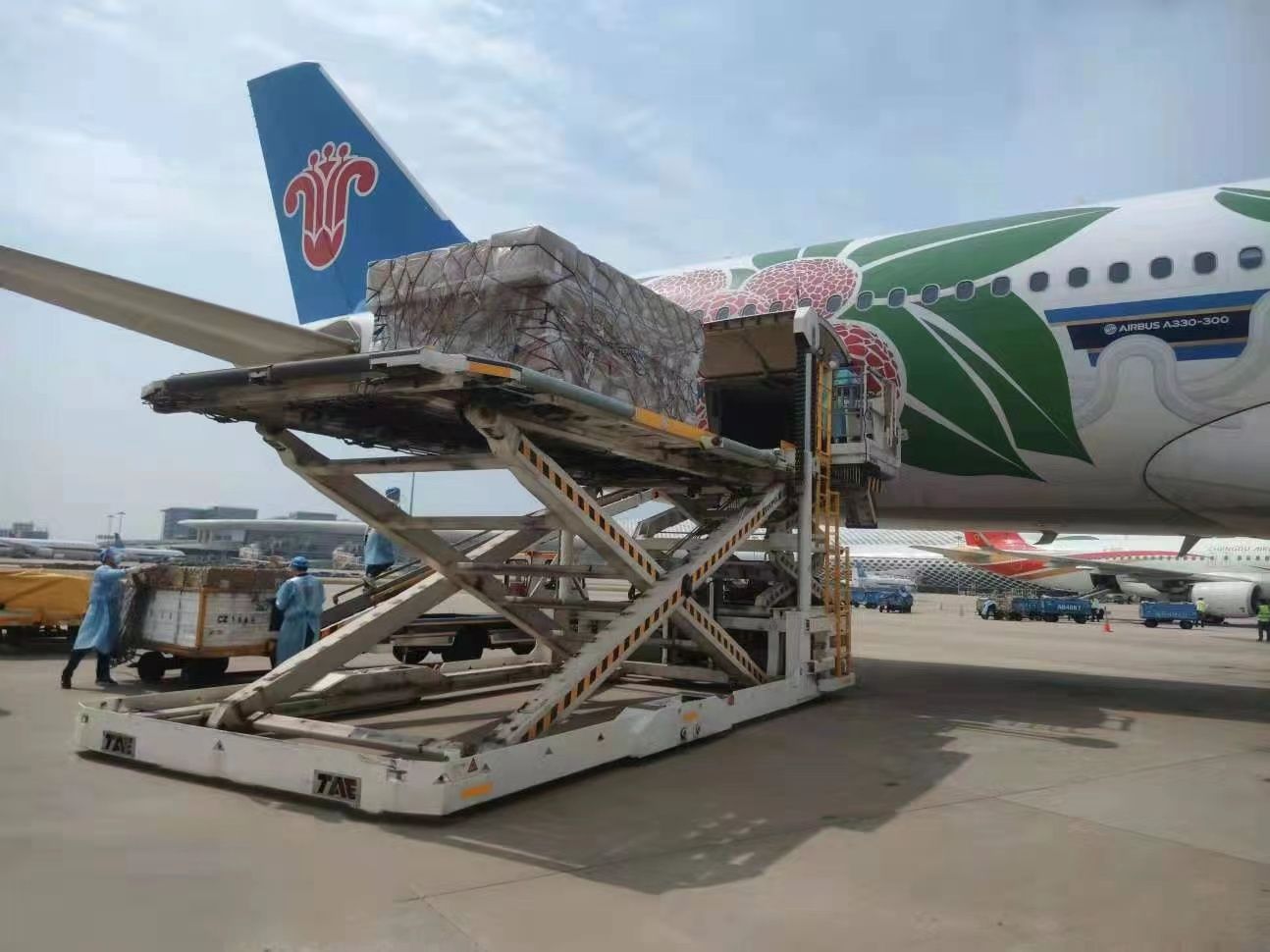 南航专机深圳起飞急运73万吨抗疫物资驰援吉林