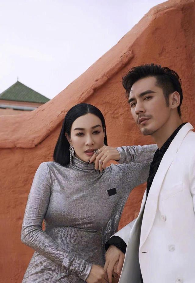 "钟丽缇"被宠成公主!穿迷彩牛仔外套与张伦硕走机场,大秀恩爱