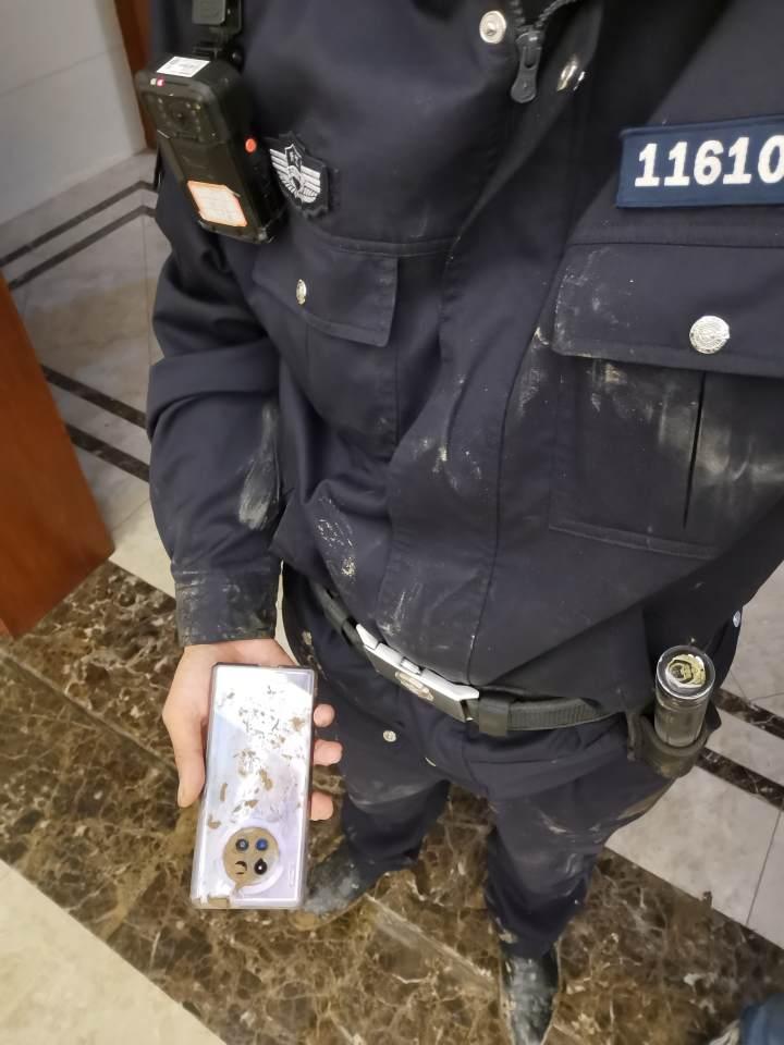 什么情况杭州这位民警在出警过程中甩飞了手机