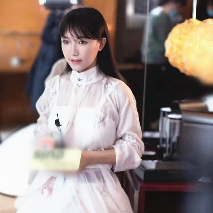 李子柒素颜亮相穿中式风薄纱装好美一颦一足都是芬芳