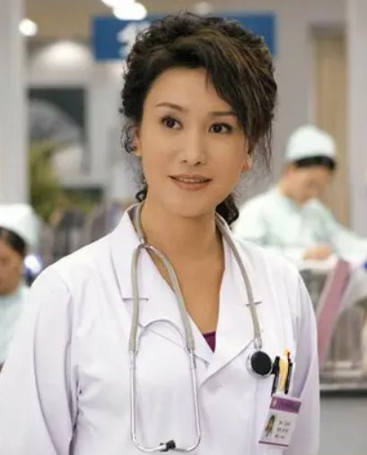 让王茜再次活跃在观众面前的是《急诊室故事》里的主治医师"苏俪".