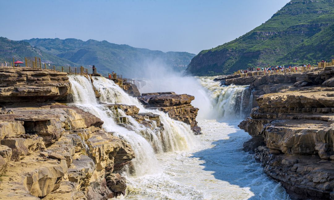 其中最佳观赏时间分为两段,第一段为每年的四五月份,瀑布边桃花盛开