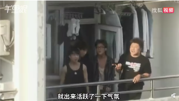 疫情下的上海大学生有多会玩：高校男生宿舍唱歌 给大家带来欢乐休闲区蓝鸢梦想 - Www.slyday.coM