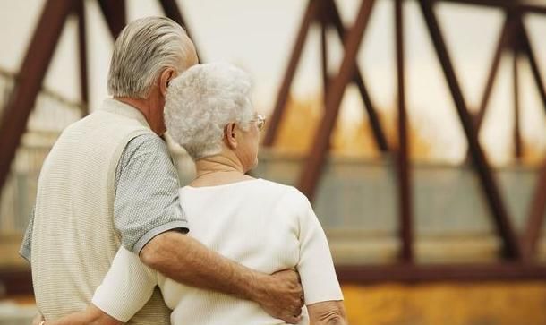 80岁大爷坦言晚年无法自理时宁愿花高薪请保姆也不住养老院