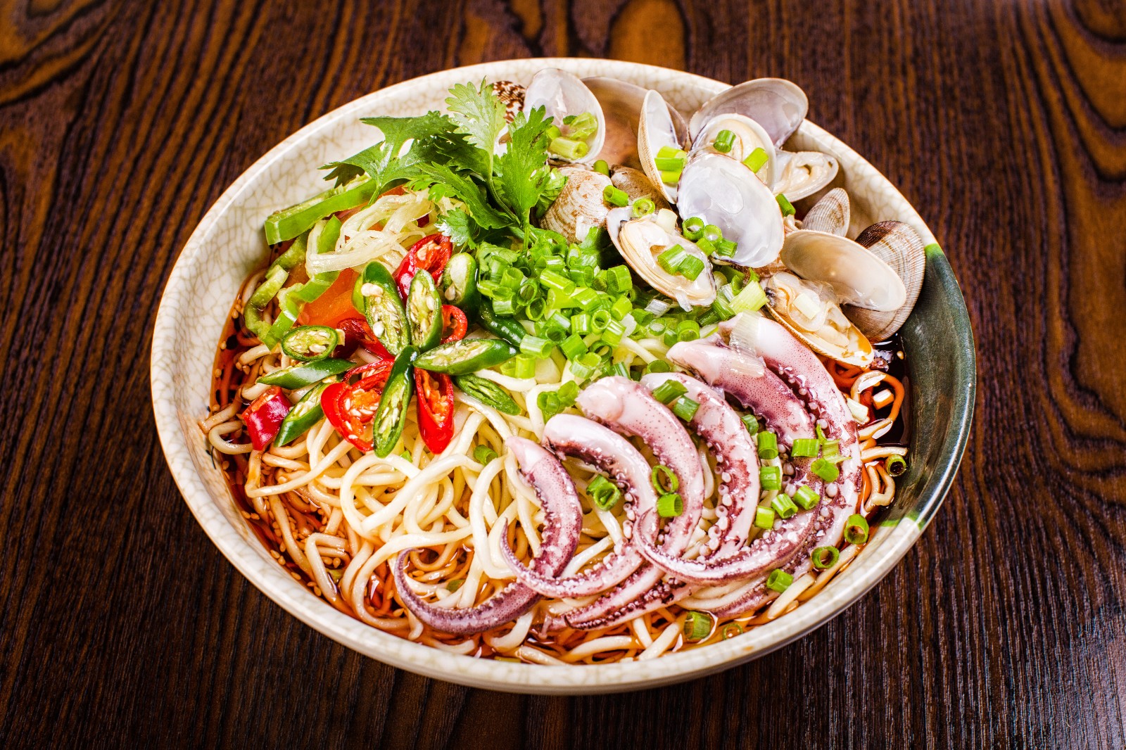 美味的鱿鱼拌面