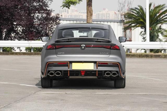 2秒就能破百,原车自带声浪 电动尾翼,实拍长安uni-v-新浪汽车