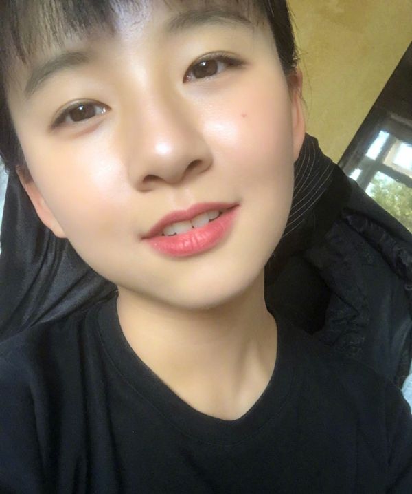 15岁在春晚爆红去演戏与杨丽萍闹翻被放弃20岁近照长成素人脸