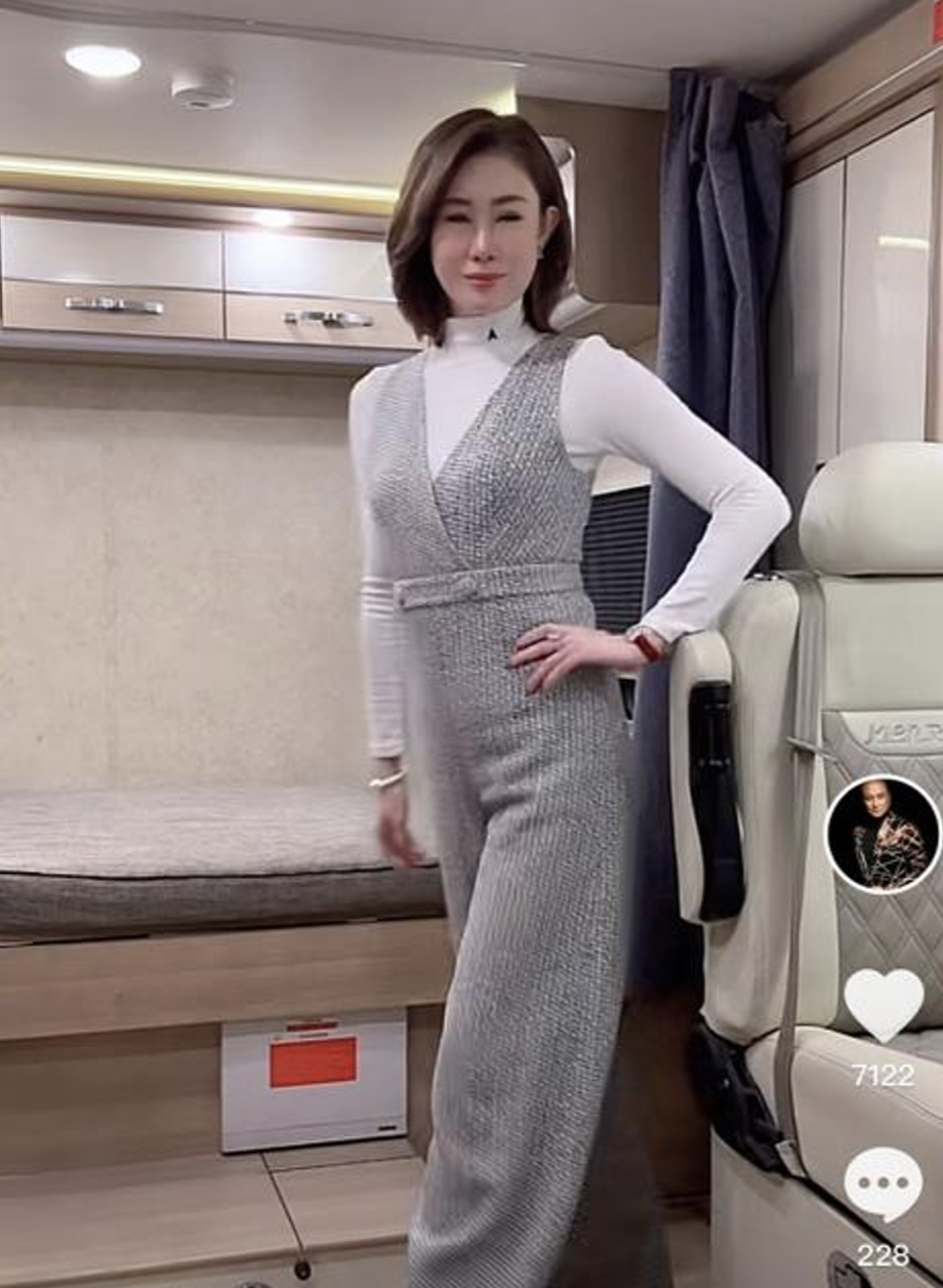 夫妻直播互动很甜蜜,结婚14年仍恩爱|汤镇业|邹文静|双胞胎_新浪新闻