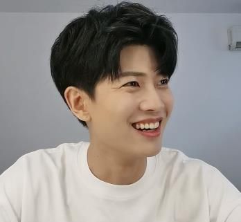 任嘉伦腰围比女孩子还细工作室晒图证明没胖裤子还要缝起来