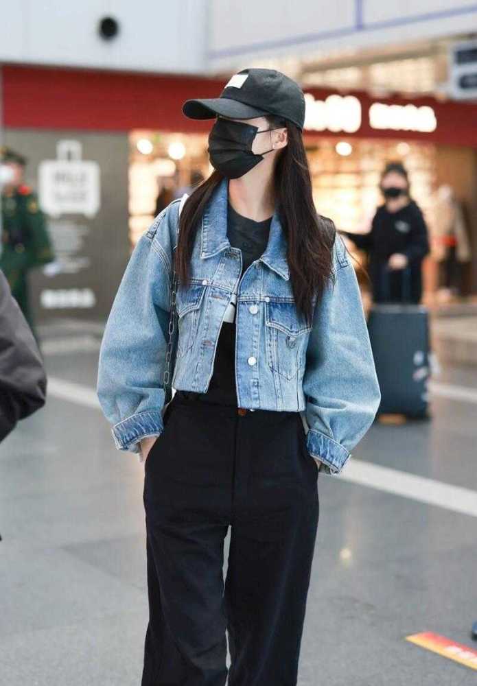 李沁牛仔外套配西装配西装裤利落感十足