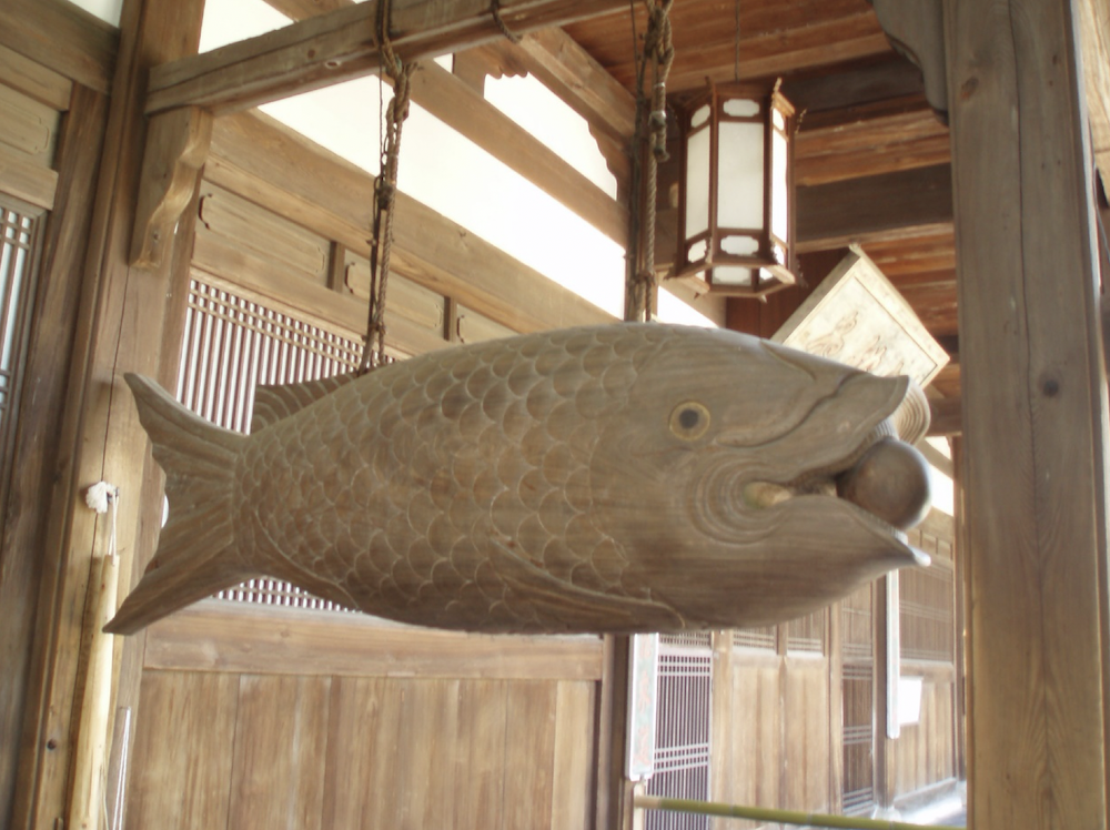 在斋堂正门的左侧,悬挂着一具硕大的鱼梆(也叫做鱼梆).