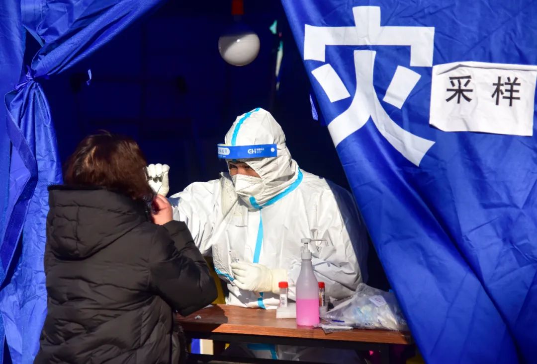 3月17日,市民在长春市一处核酸检测点接受核酸采样.